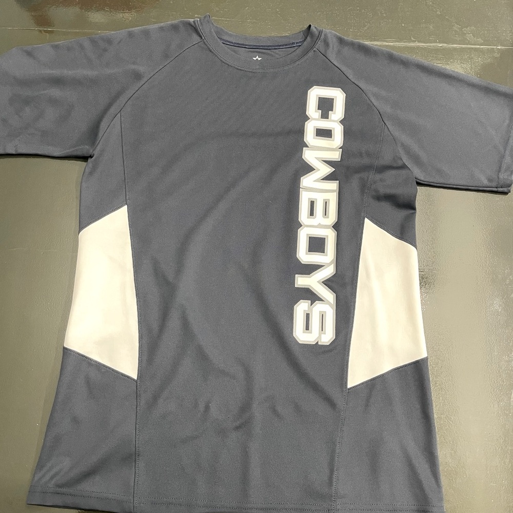 Dallas Cowboy tshirt. Size small grey kids xl 14-16